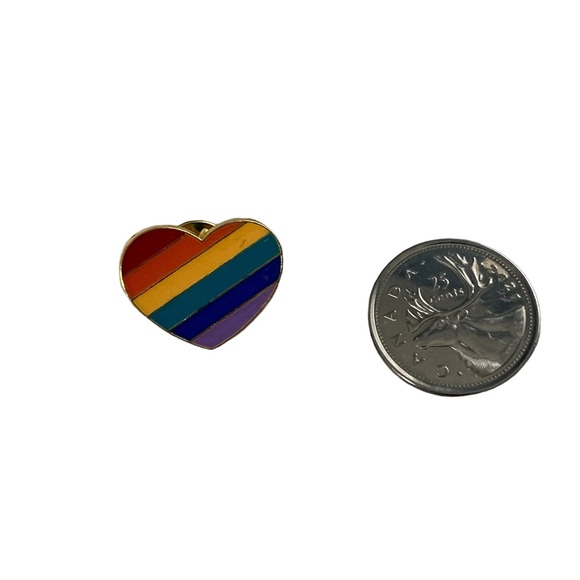 🆕 A rainbow 🌈 heart ♥️ pin   Show your pride 🌈 - Picture 1 of 3